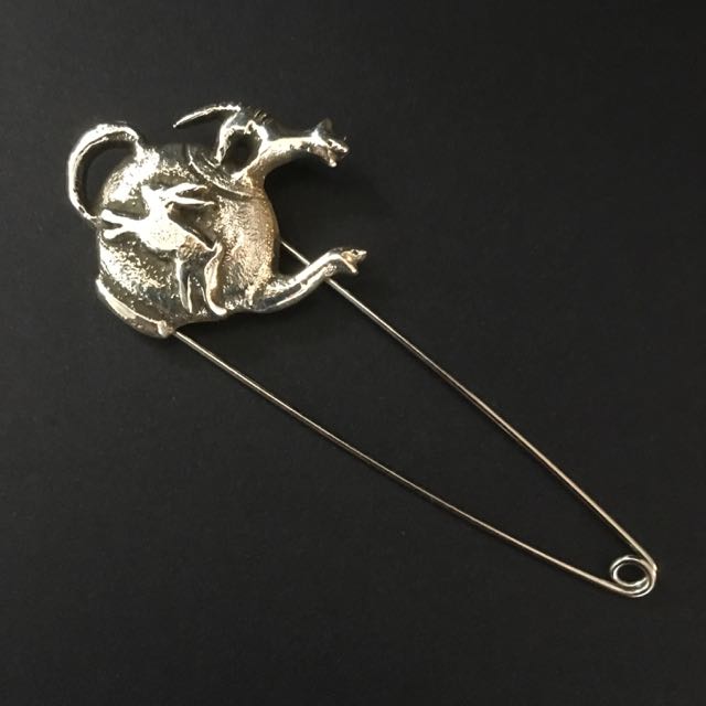 Safetypin brooch clasp shawl pin